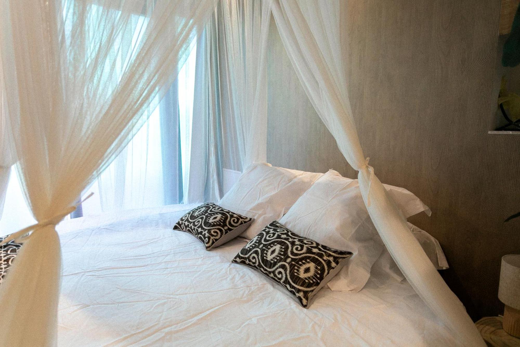 Bali Serenity Balneo Et Lit Rond Lagnieu Bagian luar foto